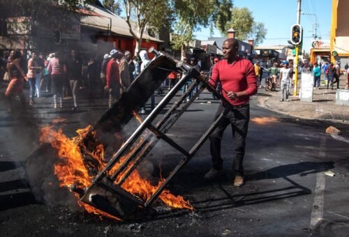 Fresh xenophobic attacks rock South Africa, foreign shops looted, 24 cars burnt – The Sun Nigeria