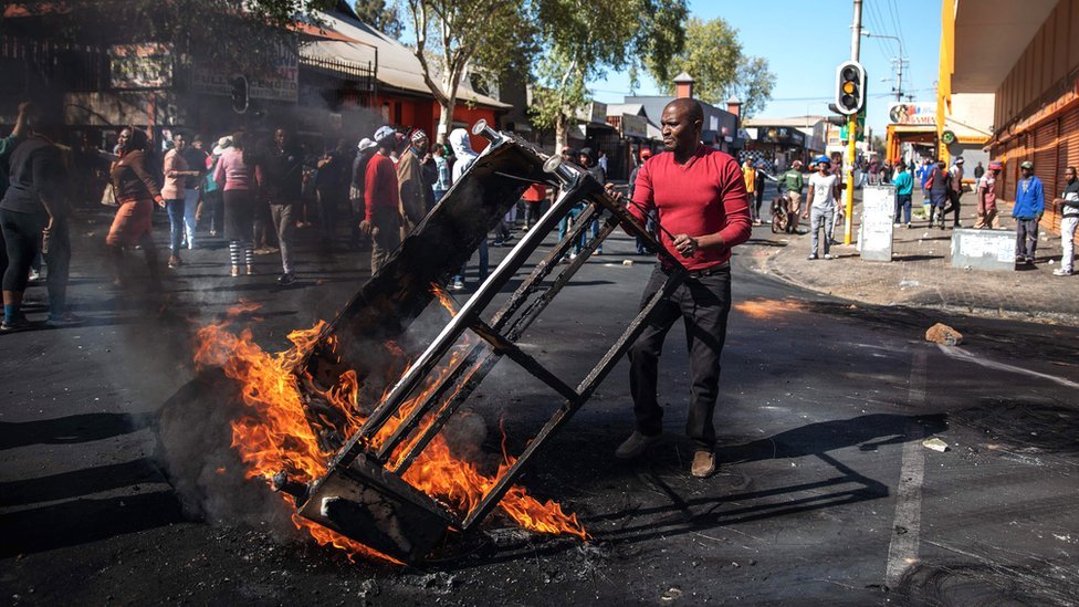 Fresh xenophobic attacks rock South Africa, foreign shops looted, 24 cars burnt – The Sun Nigeria