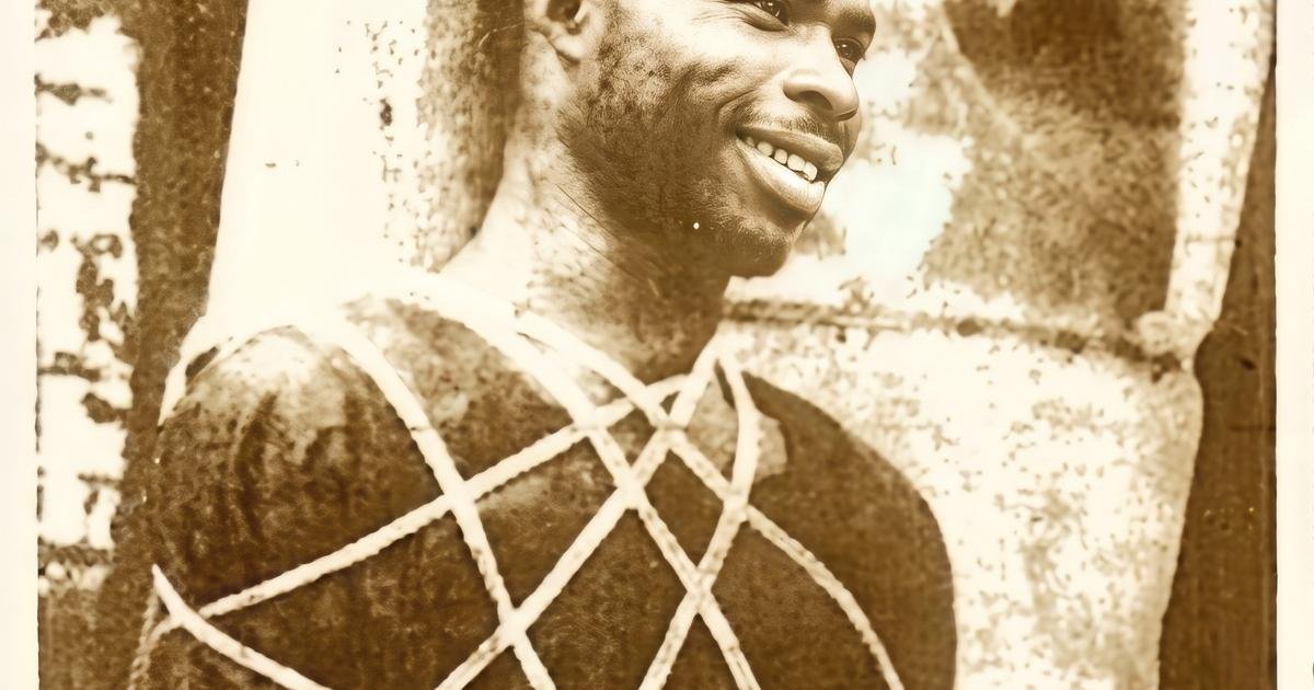 The story of the rise and fall of Ishola Oyenusi, the notorious armed robber who terrorised the streets of Lagos in the 1970s The story of the rise and fall of Ishola Oyenusi, the notorious armed robber who terrorised the streets of Lagos in the 1970s