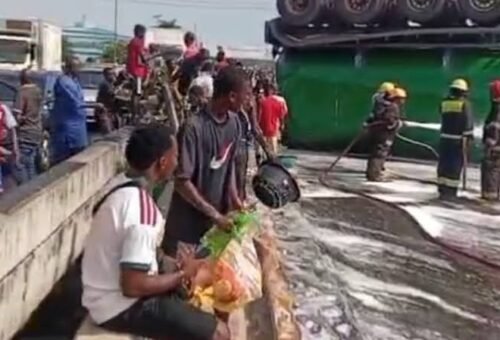 Lagosians Scoop Groundnut Oil From Fallen Tanker