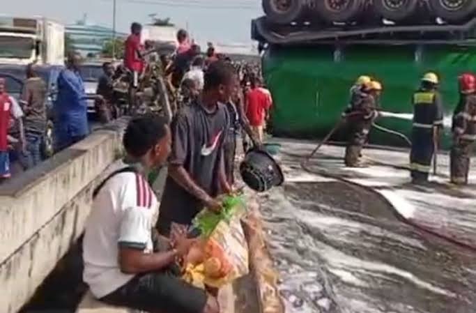 Lagosians Scoop Groundnut Oil From Fallen Tanker